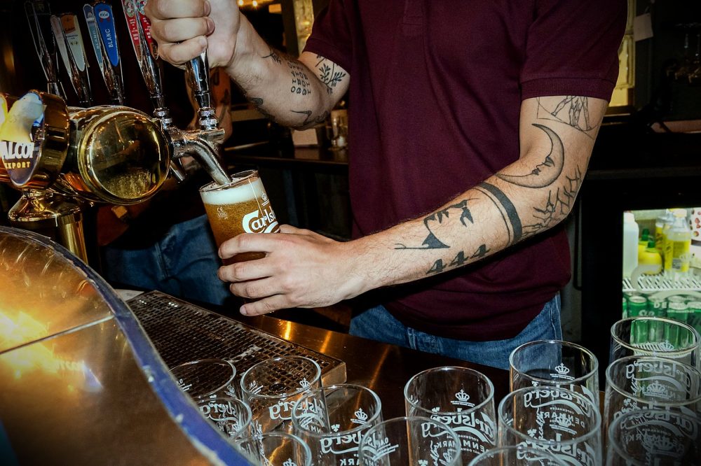 Nytappad fatöl vid bardisken