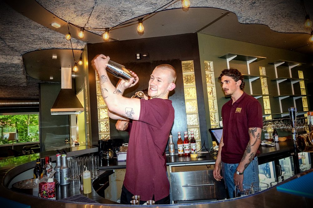Bartendrar i arbete bakom baren