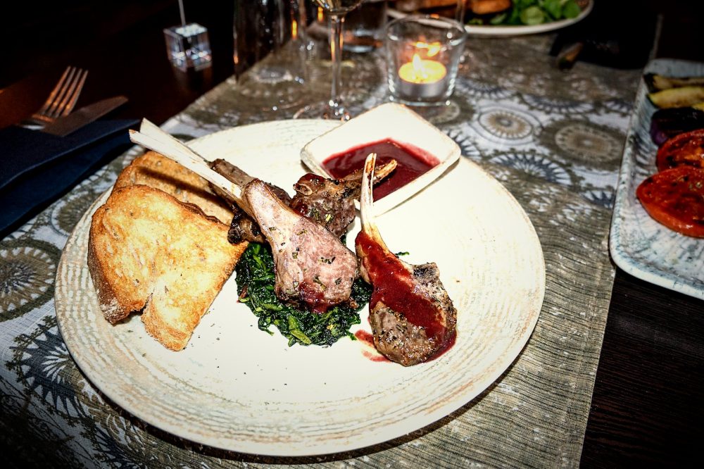 Grillade lammracks med spenat & skogsbärssylt