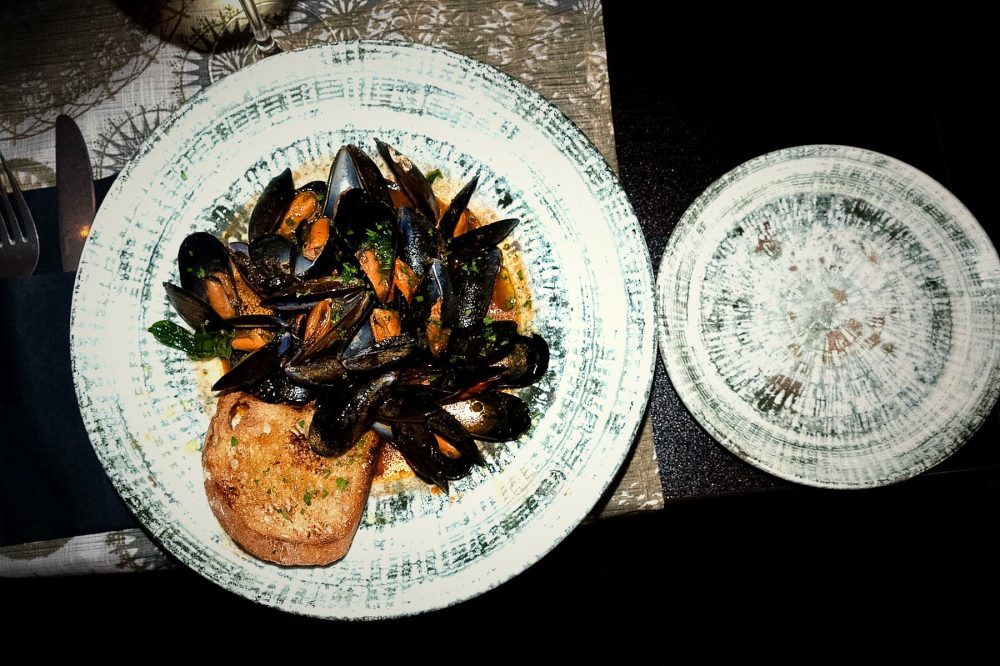 Sauté di cozze — vitlöksfrästa musslor